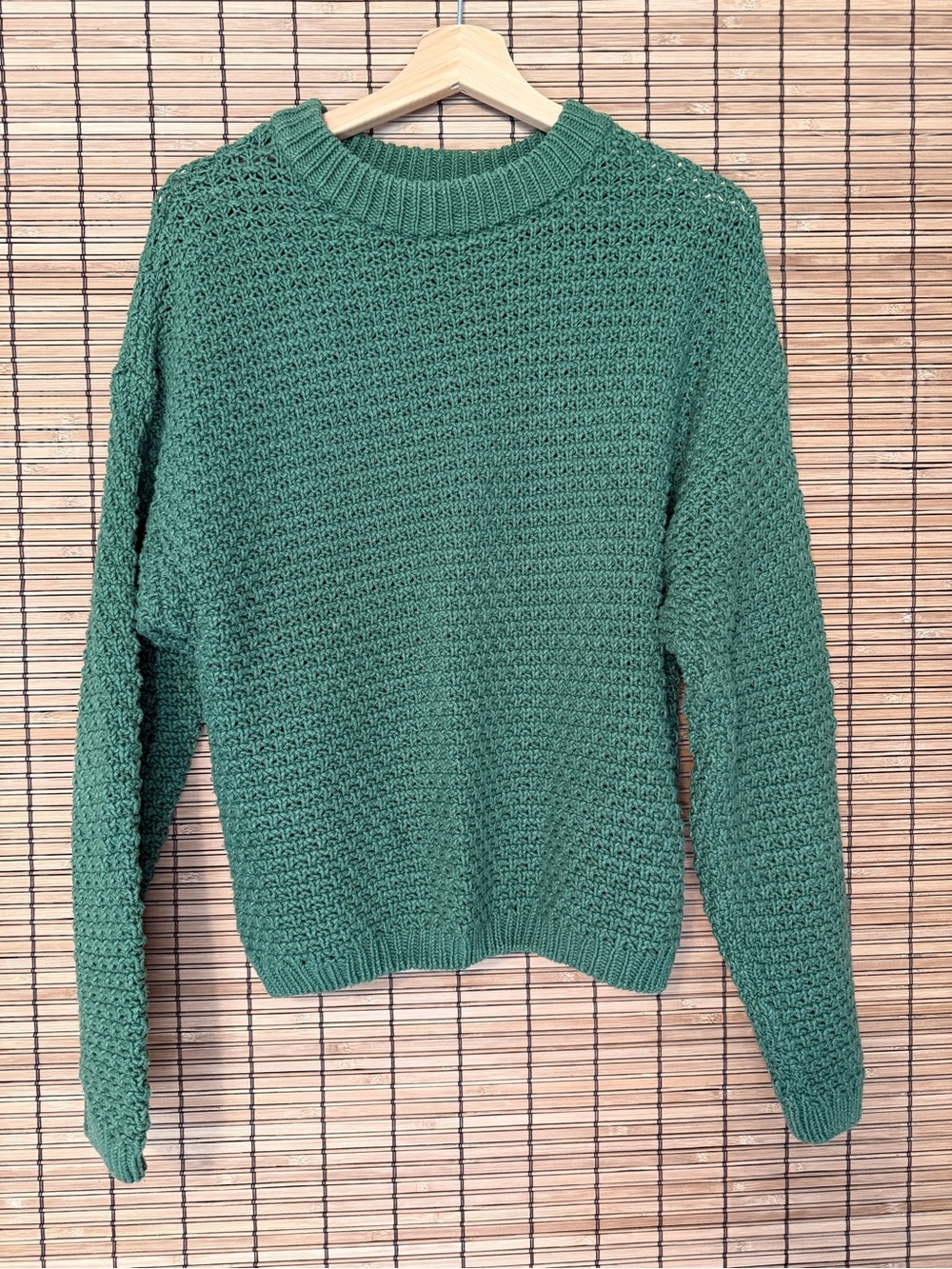 Women’s Universal Thread Green Crewneck Sweater, size medium - grandpacore